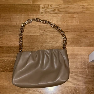 Handväska  - Väska köpt på H&M som inte säljs längre. Använd ett fåtal gånger och är i nyskick. Rymmer mycket och är super fin. Säljer då jag inte använder den längre💕 säljer för 100 men priset går att diskutera köparen står för frakt 