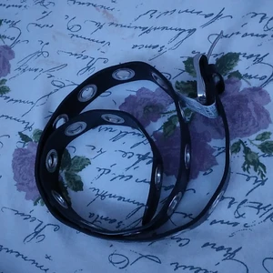 Bälte med runda hål<3 - Jag säljer ett sjukt fint bälte, det passar me båda klänning och byxor du bestämmer sjäkv hur du vill ha det. Så sjukt snyggt med allt och vilka färger som helst!