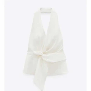 Topp i linne Zara - Så snygg från Zara i strlk M!! Toppen är i linnematerial och helt slutsåld på hemsidan! Aldrig använd, lappen kvar🤍