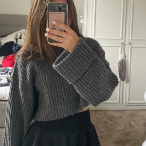 Stickad tröja - Säljer min stickade supermysiga tröja från Gina Tricot i stl xs, använd ett fåtal gånger och är därför i väldigt bra skick, den är croppad i modellen och ganska lång i ärmarna. Säljer då jag inte använder den💞köpare står för frakt!