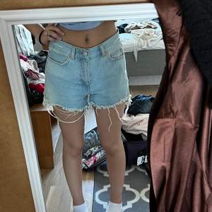 ljusblåa junkyard jeans short, nästintill oanvända, inga defekter, köpta för 500💗PRIS KAN ALLTID DISKUTERAS