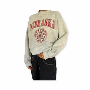 Vintage tröja  - Grå retro tröja med rött tryck:) strl L 