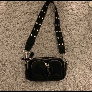 noella väska - säljer nu min noella väska då den inte kommer till användning! super bra skick och en längre kedja medföljer! (obs lånad bild) skriv för fler bilder!💗💗