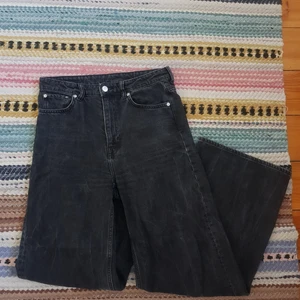 Svarta ace jeans - Svarta jeans köpta på plick, från weekday modellen ace. I väldigt bra skick. Pris diskuterbart🌸