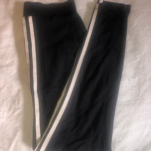 Adidas original’s  - Säljer dessa svarta adidas tightsen i storlek S då dom inte kommer till användning. Köpt för 349kr. 