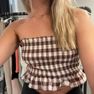 Rutig brun topp🤎 - Off-shoulder, stretchig, brun/vit rutig crop topp från ASOS. Storlek 36.💟