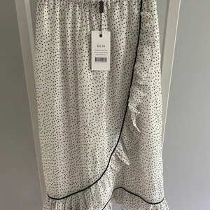 NA-KD  - Super fin sommarkjol helt oanvänd prislapp kvar! 🤍