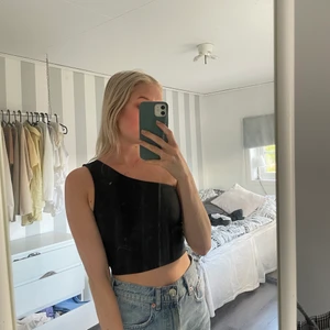 Svart satintopp  - Svart topp från Bikbok i satin. Den är stretchig så passar både xs och s. Aldrig använd 