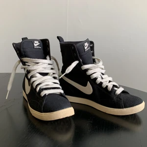 Nike Racquette Mid sneaker stl 36 - Nike Racquette Mid, classic court shoe Stl 36 Mycket fint skick  