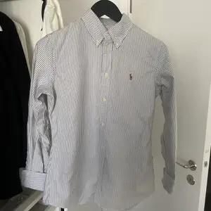 Helt ny Ralph Lauren skjorta, oanvänd, endast prövad, nyskick, Strl S, Svartgråa ränder/vit, Nypris var 1295 kr