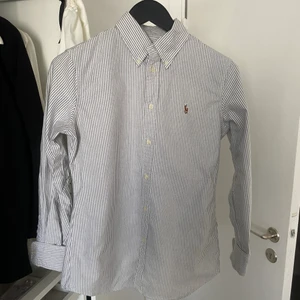 Ralph Lauren - Helt ny Ralph Lauren skjorta, oanvänd, endast prövad, nyskick, Strl S, Svartgråa ränder/vit, Nypris var 1295 kr