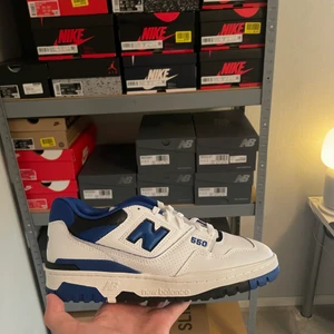 New balance 550 white blue  - Hej! Har några av dessa skor jag vill sälja.  Alla skor är helt nya.  De storlekar jag har är: 41,5 42 42,5 43