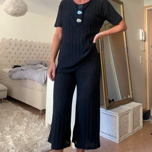 Set från Zara - Superskönt set från Zara, något transparent. Som nytt då det inte har använts mycket. Mörkblått. Byxorna är croppad modell och lite utsvängda 