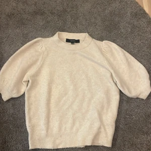 Veromoda  - Säljer två likadana stickade tröjor från veromoda. Storlek s.💕