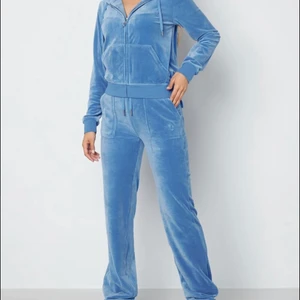 JUICY COUTURE  - Säljer mitt fina juicy sett som är i färgen regatta. Säljer pga ingen användning utav de och vill hellre ha en annan färg . Settet är i bra skick. 