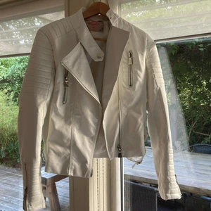 Vit skinnjacka från chiquelle - Storlek 42