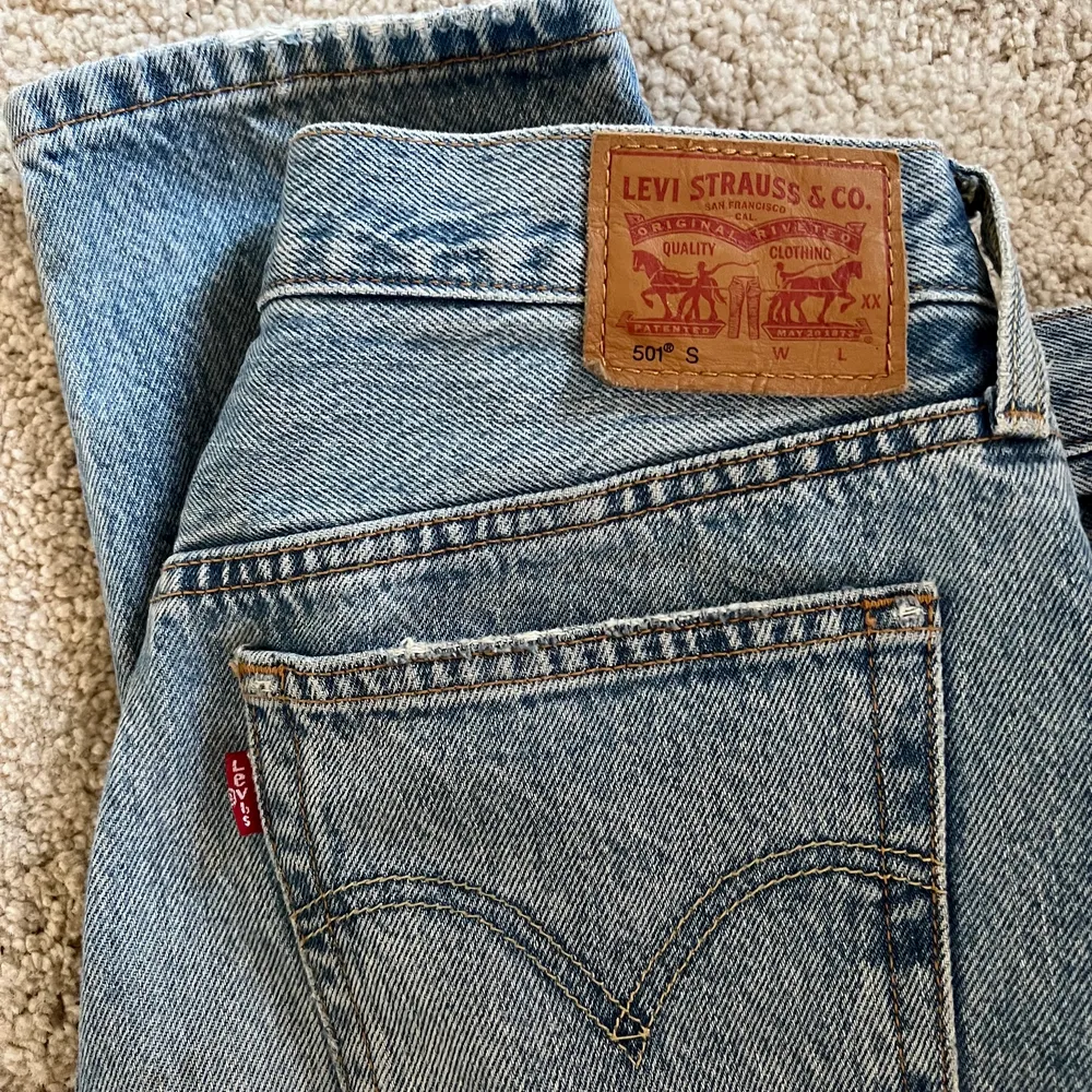 Blåa Levis 501 jeans med hål och slitningar. Hittar ej ngn storlek men skulle säga att de e ett par 36. Köparen står för frakten. Buda från 200. Jeans & Byxor.