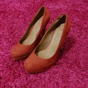 Högklackat - Röda pumps från Ellos, vintage