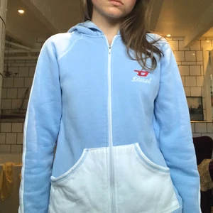 Snygg diesel hoodie - Snygg hoodie från diesel, fint skick förutom några repor som knappt märks (men be om bild) Frakt tillkommer utöver  priset