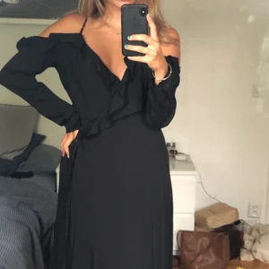 Långklänning med öppna axlar - Omlottklänning från H&M med öppna axlar, storlek s men passar också m