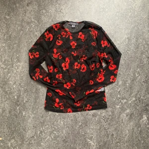 Blommig meshtopp storlek 42 - En fin rödblommig meshtopp i storlek 42. Aldrig använd. Frakt tillkommer. 