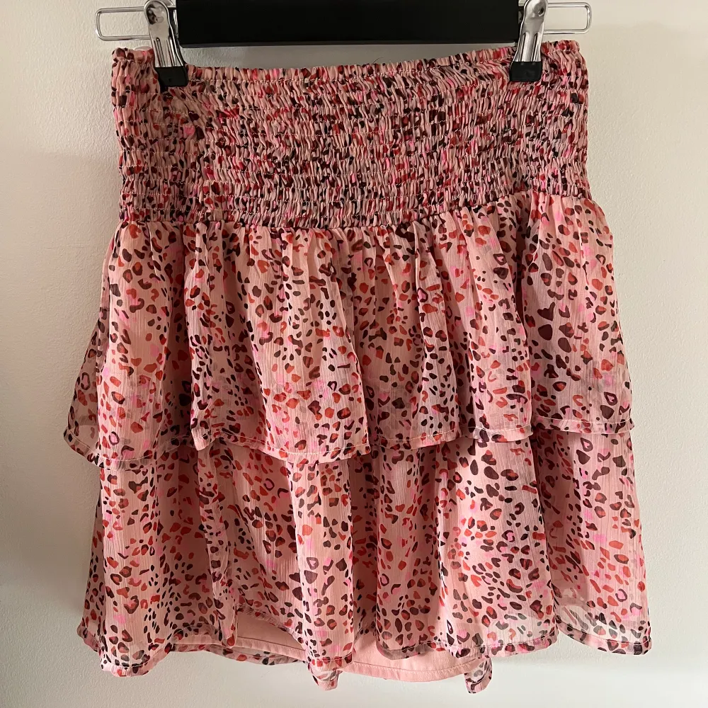 Säljer denna rosa mönstrad kjol från vero moda köpt för 3 år sen! Använd ett fåtal gånger och är i gott skick! är i strl M men passar bra för både xs-m skulle jag säga!Skriv för mer frågor! Frakt är ej inräknad💗. Kjolar.