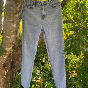 Tall momjeans strl 40 - New Look Tall momjeans i storlek 40. Väldigt långa i benen så passar dig som är lång.