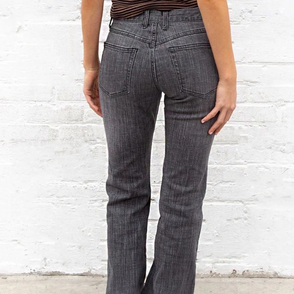 Ett par super snygga brandy Melville Jeans!med prislapp kvar!🥰  det är många som har skrivit om dom, annonsen är kvar om jeansen finns kvar. Om du är intresserad så för du gärna lägga ett bud🥰. Jeans & Byxor.