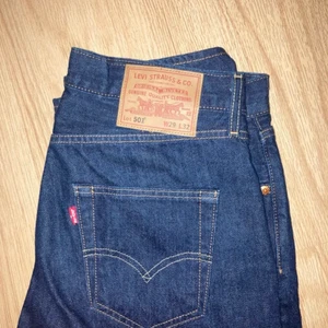 Levis 501 jeans  - Hej!  Säljer nu ett par mörkblå Levis 501.  Dom är i bra kvalite.  Säljs pågrund av att dom är försmå. Storlek W/29 L/32. Pris 275! Skriv gärna om du är intresserad.
