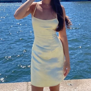 Gul satin klänning från Motel - Jättefin gul klänning från Motel Rocks. Använda Max 3 gång, bra skick. Nypris : 529