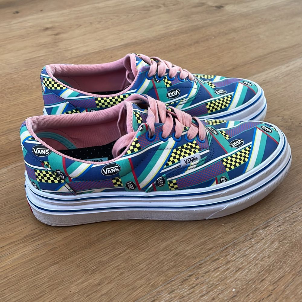 Vans customized platform sneakers. Comfy Cush. Pink inside, white platform with blue stripes and pattern in blue, green, yellow, red, black and white. Size EU 39. Used only 2 times. Very good condition. No scratches and barely any marks.. Skor.