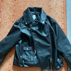 Skinnjacka  - Säljer nu denna i princip oanvända skinnjacka från hm, det är storlek M men skulle säga den går bra till S-L beroende hur du vill den ska sitta, ny pris 400kr. Den är inte sliten alls och passar till många fina outfits. Köparen står för frakt☺️💓