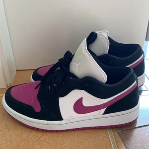 Jordans - Säljer mina coola air jordans 1 low som endast är andvända ett fåtal gånger! Svårt att få tag på dessa skor. 