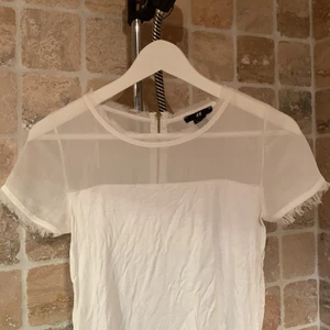 T-shirt XS - Snygg T-shirt med schyssta detaljer