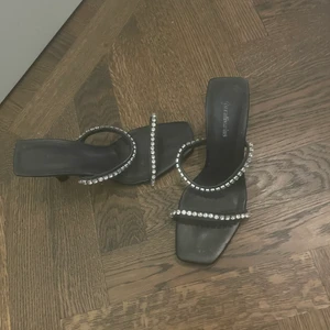 Glittriga klackar - Säljer dessa klackar från strandvarius! Använda Max 5 gånger❤️ storlek 39❤️