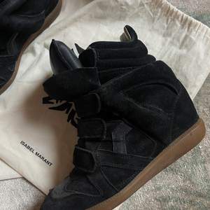 Nästintill oanvända skor från Isabel Marant i modell Beckett Trainers Suede i storlek 39 i svart. Kartong och dustbag medföljer. 
