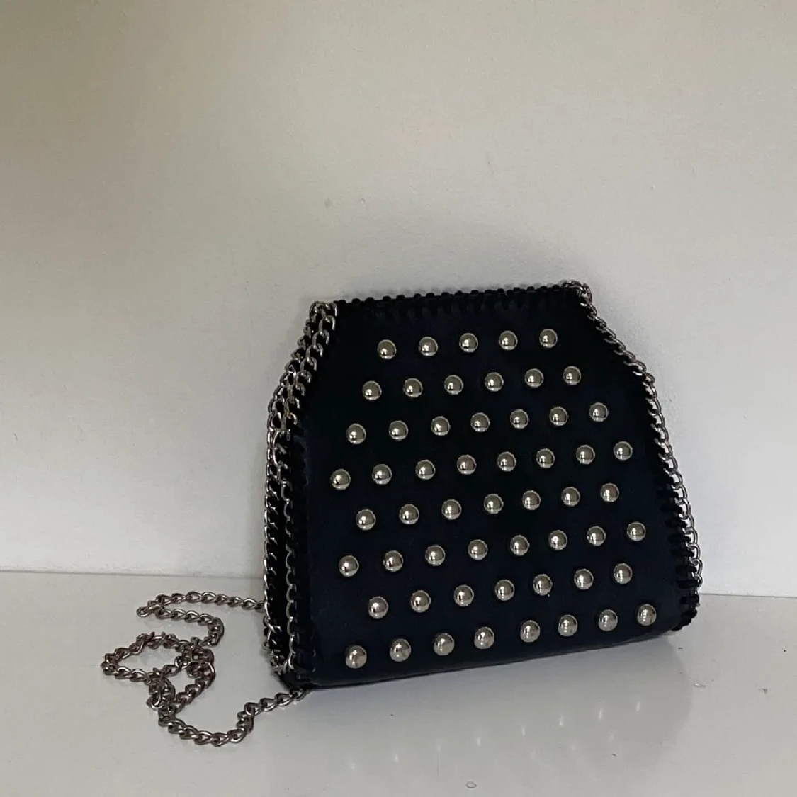 Väska med nitar 