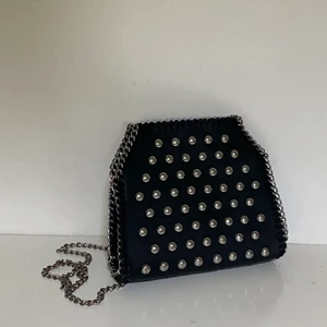 Väska med nitar  - Väska från Pieces i nyskick, säljer då den inte kommer till användning 💕 frakt kostar 66kr och är spårbar 