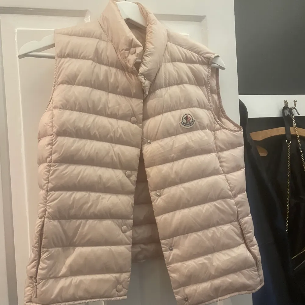 Säljer min ljusrosa moncler väst för den aldrig kommer till användning. Använd Max 10 gånger ungefär❤️  den är i storlek 1 vilket motsvarar XS/S❤️. Jackor.