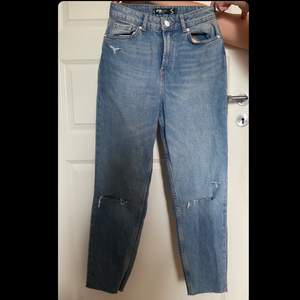 Säljer ett par jeans från New Yorker i Moms fit. Endast testade.