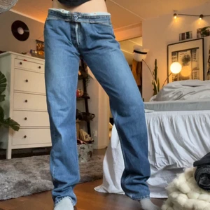 Levis 501 - Tyvärr stora på mig, men så snygga. Små hål ovanför bakfickorna men de går att sy enkelt om man vill. 