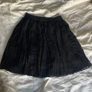 Svart kjol - Svart kjol från NAKD, med ”veck”. Jättegullig!!🦋