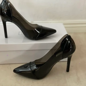 Kläckskor S 11cm - Använt 1 gång. Spetsig tå. Häl och tå parti i lack. Kläckhöjd 11cm 