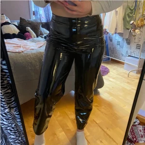 Lackbyxor Hanna Fribergs kollektion - Från NA-KD:s kollektion med Hanna Friberg! Helt slutsålda. Stl 38! Skitsnygga men kommer ej till användning. Använda 1 gång