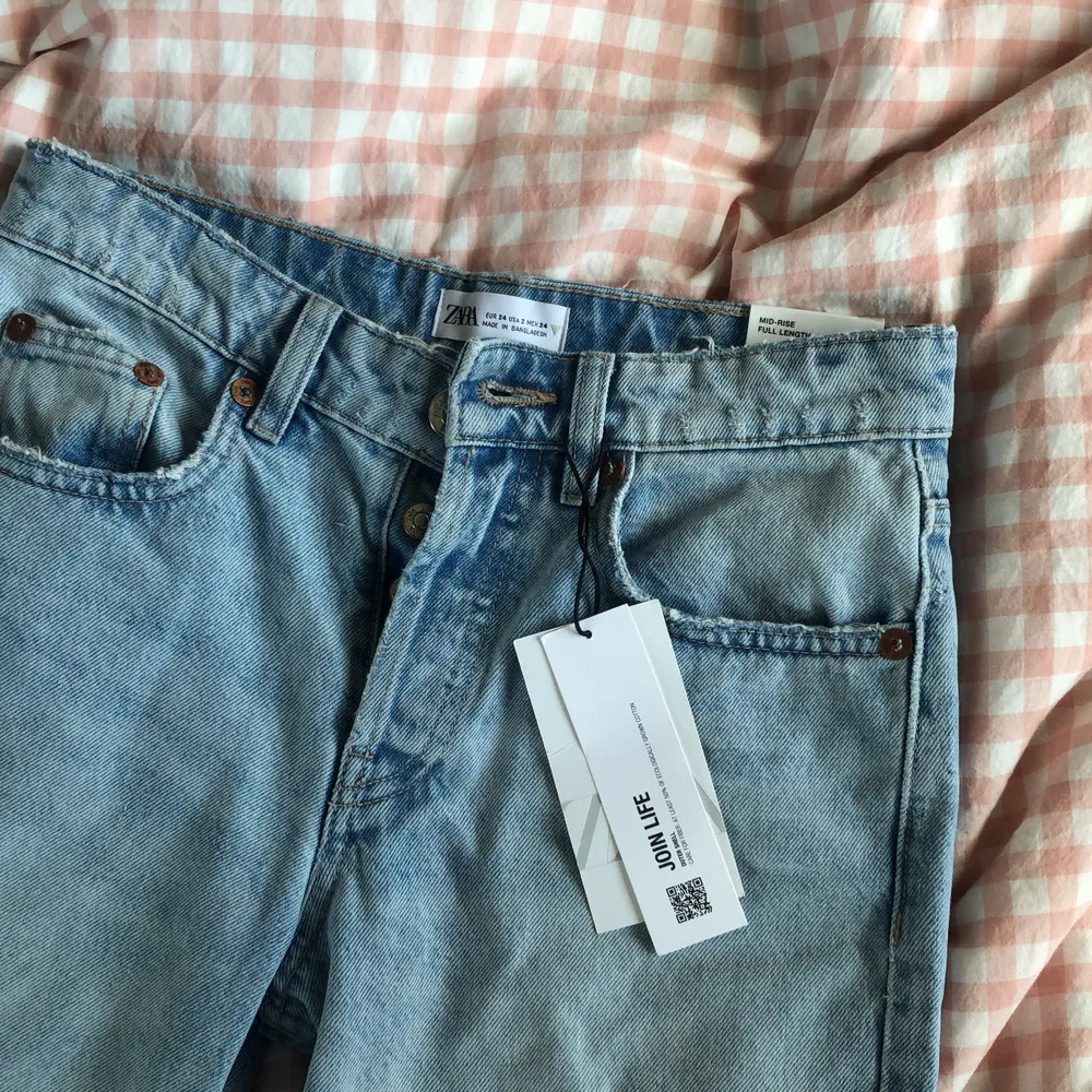 Säljer mina helt nya midrise jeans från zara i den ljusblåa färgen. Dem är endast testade och säljer dem för att de är för små. Tycker inte bilderna motsvarar färgen då jeansen är ljusare i verkligheten, skriv privat för fler frågor och bilder 💗💗 + frakt. Jeans & Byxor.