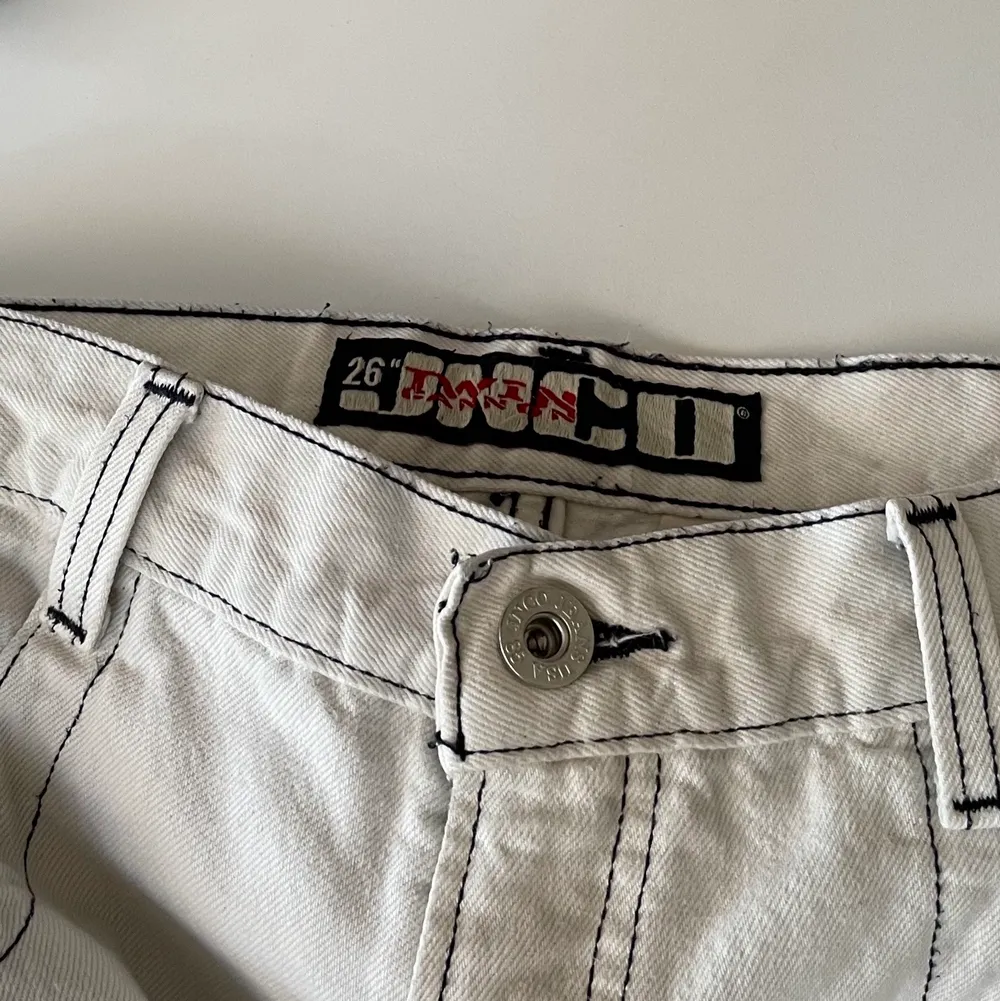 coola vita jnco jeans som är perfekta för sommaren 😇. Jeans & Byxor.