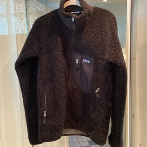 Patagonia fleece  - Riktigt varm, mysig och fin fleece från patagonia. Nyskick! Svart. Ursprungspris: 2000 kr 🥰