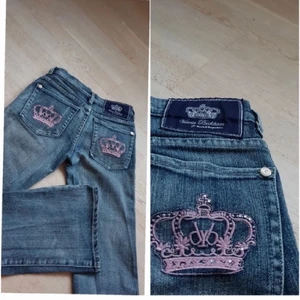 Victoria Beckham bootcut jeans - INTE MINA BILDER. Intresse koll för mina Victoria Beckham jeans. Dom är exakt samma som på bilden och passa W 26/27 och längd 34. Skriv om ni är intresserad och hur mycket ni skulle kunna betala för dom
