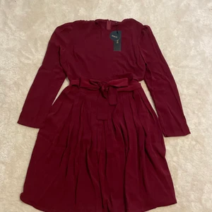 Röd klänning  - En röd kort klänning från Sisjuly, har aldrig användes( tagen finns kvar) kommer med ett bälte runt midjan. 