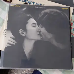 John Lennons och yoko onos album double fantasy säljs till mycket bra pris och skick. Några få repor på själva fodralet men inga på själva skivan. Låtar som beautiful boy(darling boy) och woman. Släppt 1980